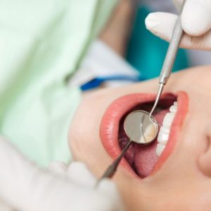 Un dentiste soigne une gingivite