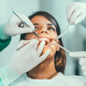 Une femme atteinte de parodontie est soignée